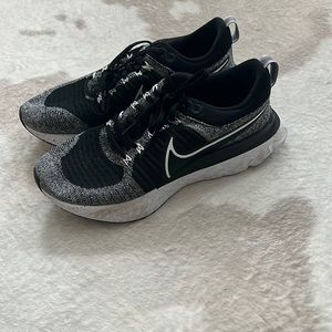 Women’s Nike Flynknit Running Shoes SZ 10.5
